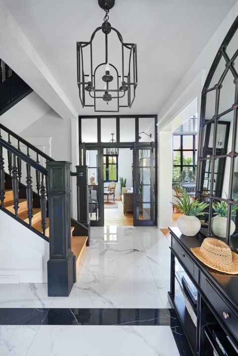 czarno biały hol aranżacje zdjęcia