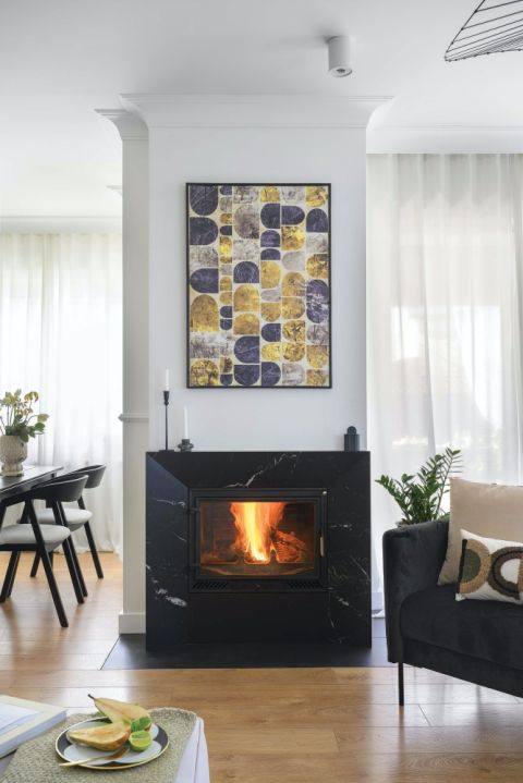 czarno-biały salon z kominkiem