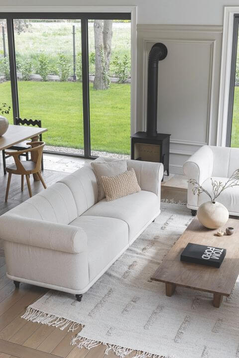 sofa w kolorze jasnobeżowym w salonie z drewnianą podłogą