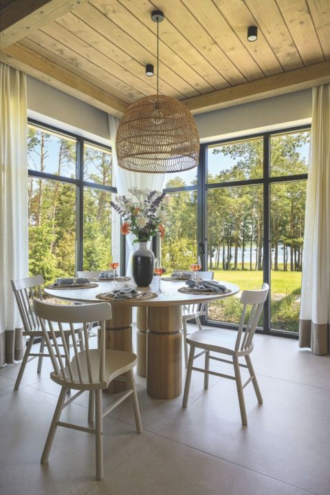 kącik jadalniany w domu nad jeziorem