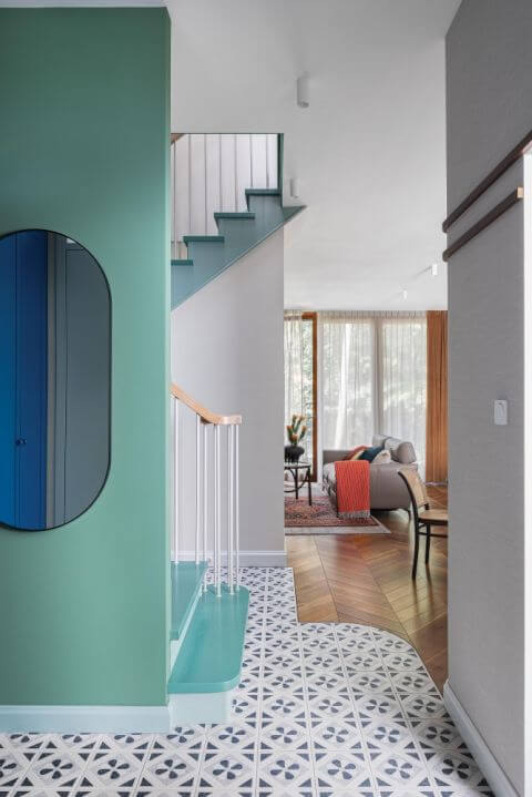 kolorowe schody w domu