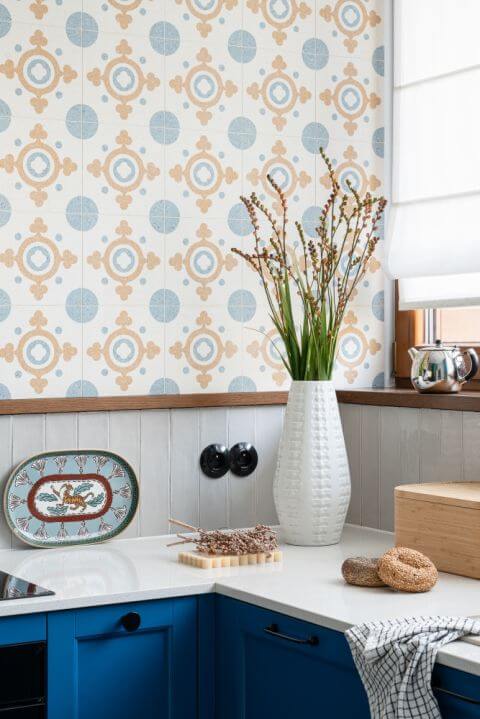 niebieska kuchnia z białym blatem