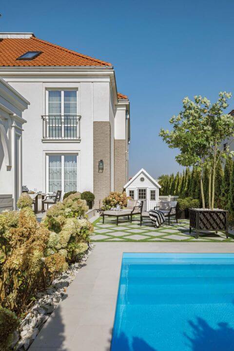 domek zabaw w ogrodzie