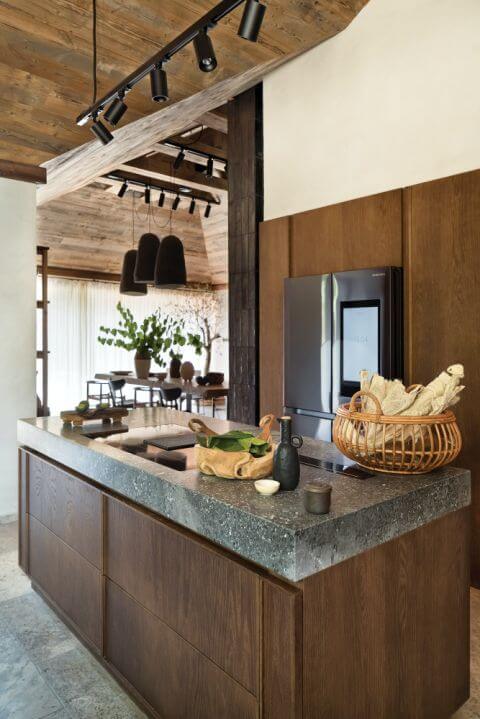 drewniana kuchnia z szarym blatem