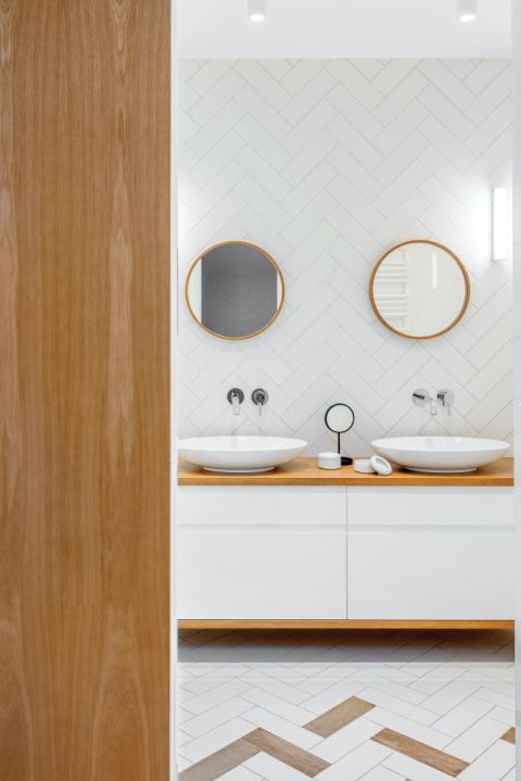 dwie umywalki nablatowe