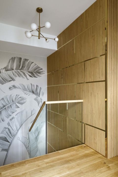 nowoczesne wnętrze z drewnianą ścianą i szklaną balustradą