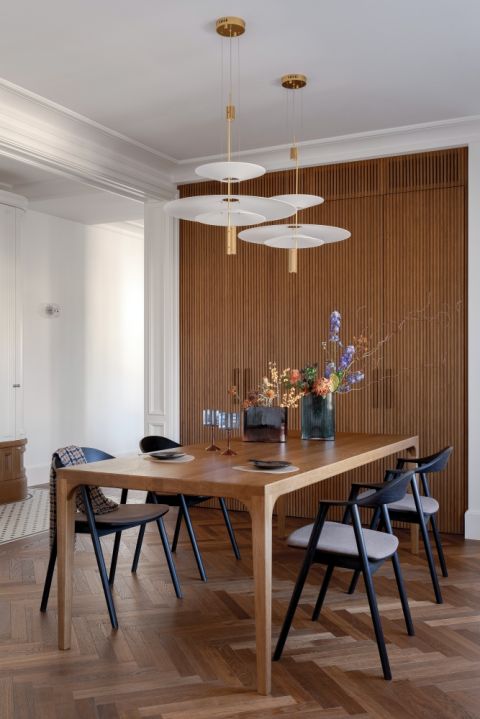 ryflowana drewniana ściana w jadalni
