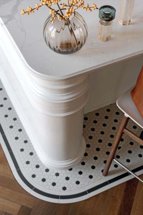 elegancka wyspa kuchenna w mieszkaniu w kamienicy