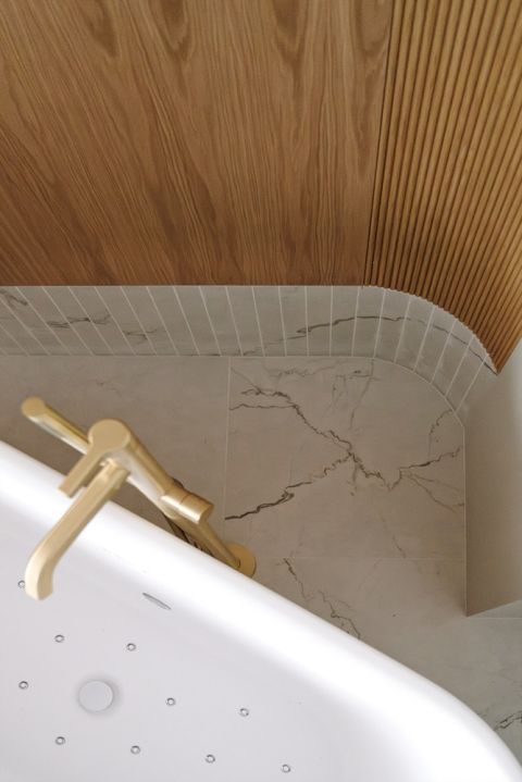 łazienka z ryflowaną ścianą