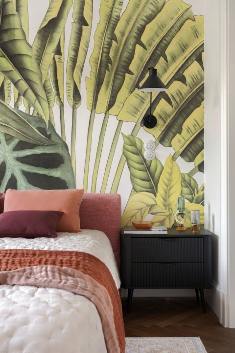 botaniczna tapeta za łóżkiem w sypialni