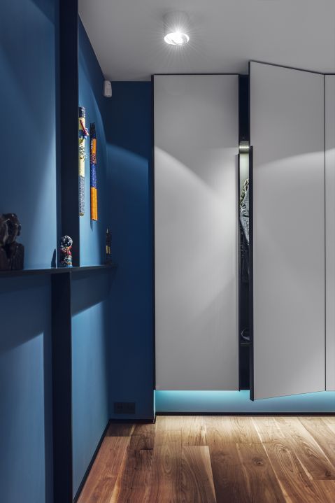 Eleganckie i stonowane kolory: niebieski, lazur, szarość, biel.