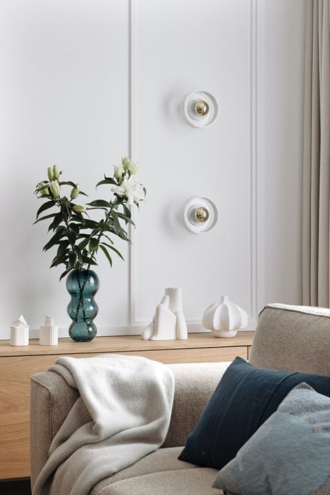 elegancki salon w mieszkaniu nad morzem