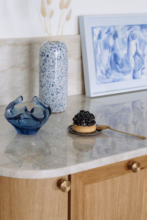 mała kuchnia w eleganckim mieszkaniu nad morzem