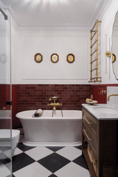 bordowa łazienka z bielą i drewnem