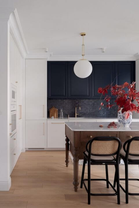 biała kuchnia z ciemnym drewnem i granatem