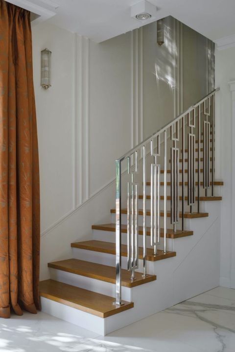 biały hol w klasycznym domu