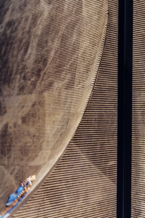 Interesujące połączenie ceramicznych płytek i kamienia.