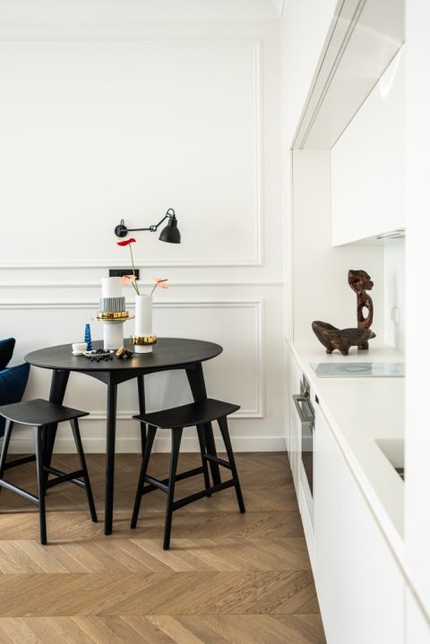 kącik jadalniany w salonie w stylu paryskim