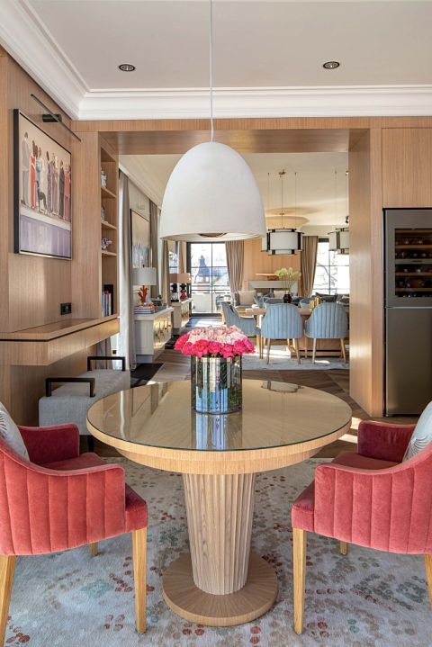 elegancki apartament w stylu art deco z jasną drewnianą zabudową