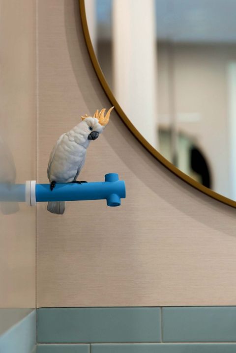 ceramiczny wieszak ścienny Lladró Parrot Hang z papugą