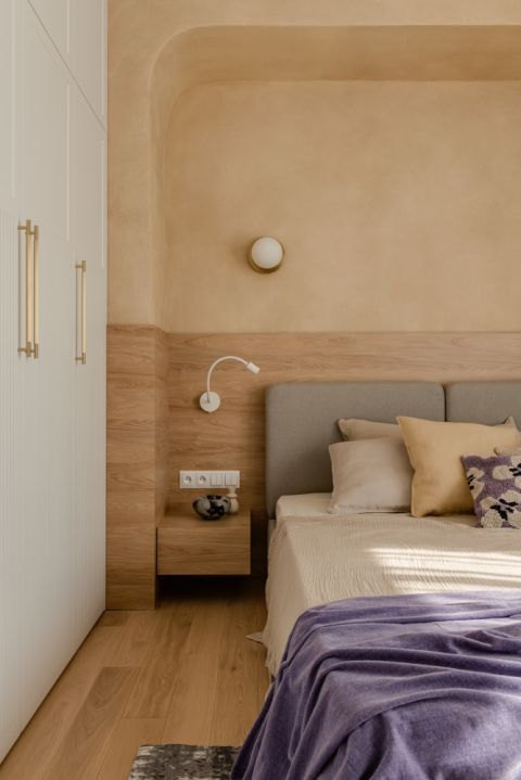 beżowa sypialnia z fioletem