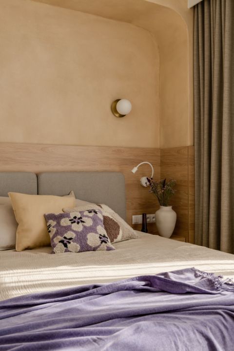 beżowa sypialnia z fioletowymi dodatkami