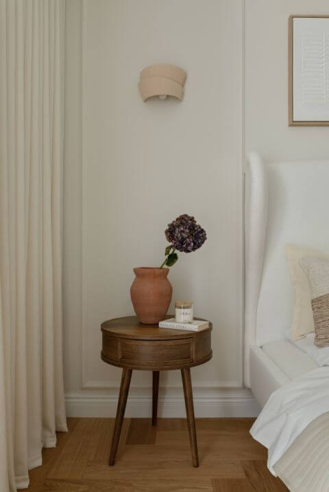 kaszmirowa sypialnia z drewnem