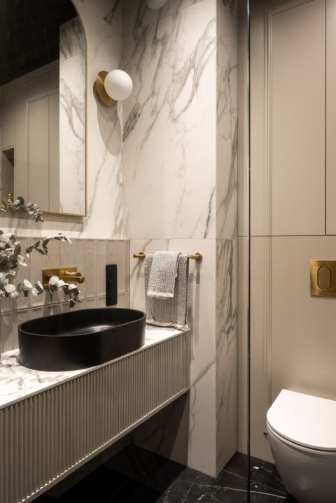 beżowa łazienka z czarnymi dodatkami