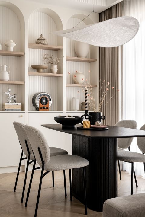 łuki na ścianie w salonie jako nisze na dekoracje i książki