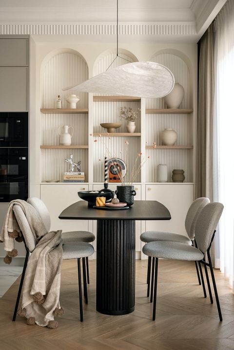 łuki na ścianie w salonie