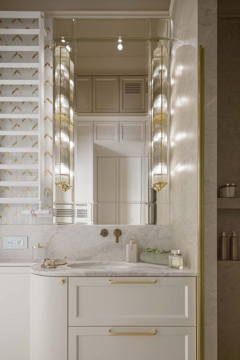 elegancka biała łazienka w stylu modern classic z białą szafką podumywalkową i złotymi dodatkami