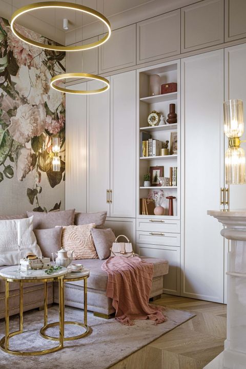 salon w beżu i różu z eleganckimi złotymi akcentami