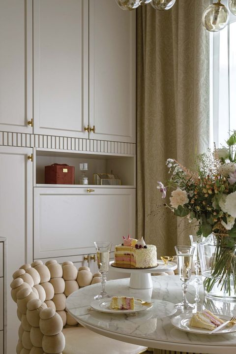 elegancka mała jadalnia w mieszkaniu 27 m2