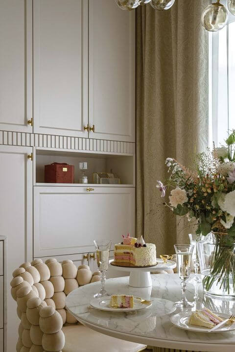 elegancka mała jadalnia w mieszkaniu 27 m2