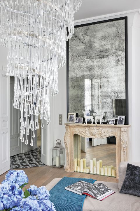 Kominek z lustrami i świeczkami. Pałacowe wnętrze w poznańskiej kamienicy