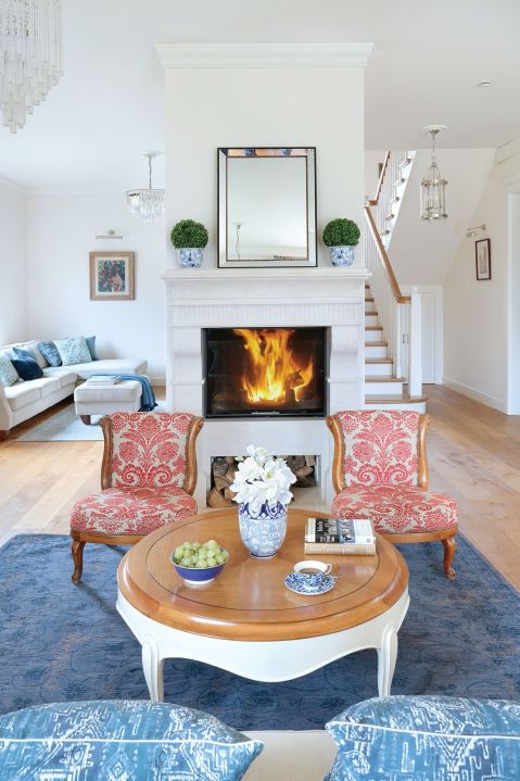 kominek w centrum salonu