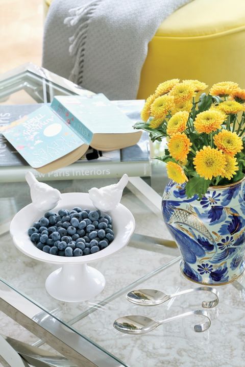 kwiatowe dekoracje na stole