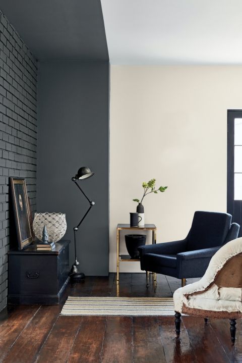 kontrastowe ściany w salonie