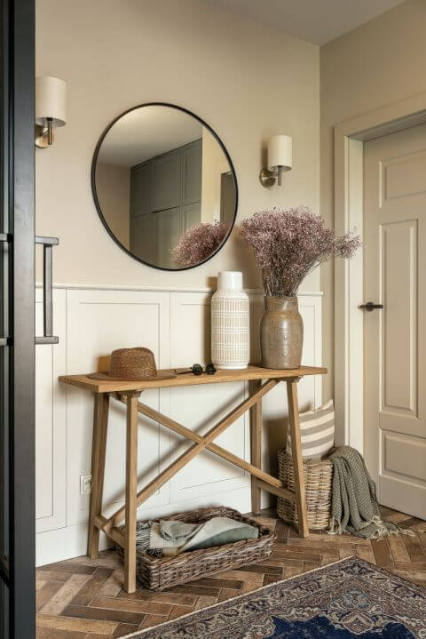 przytulny hol w domu pełnym drewna