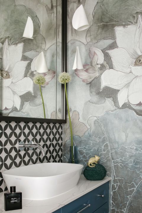 kwiatowa tapeta w łazience