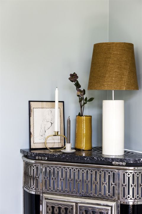 lampy do salonu stojące na komodę