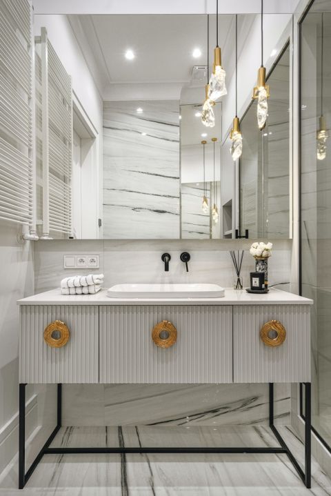 szara łazienka w stylu modern classic