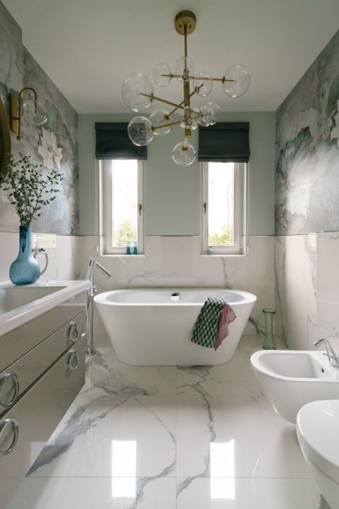 tapeta w kwiaty w łazience