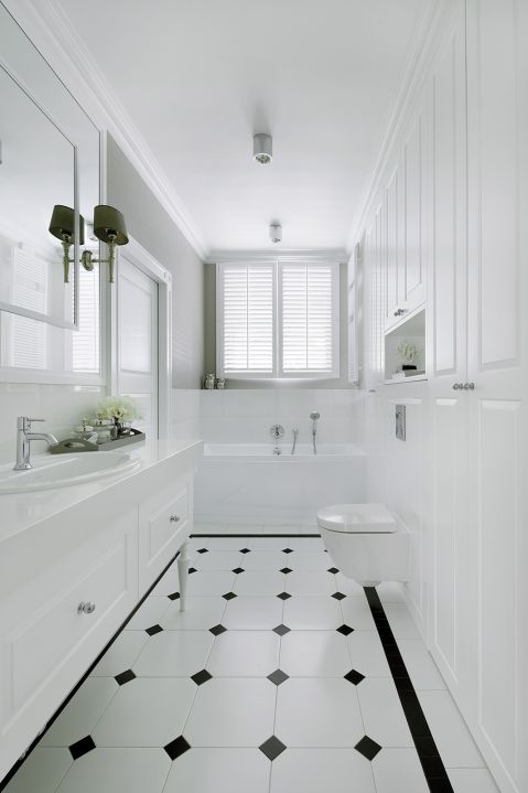 To mieszkanie jest leciutkie, ponadczasowe i eleganckie: klasyczne meble i dodatki, sztukaterie, stonowane