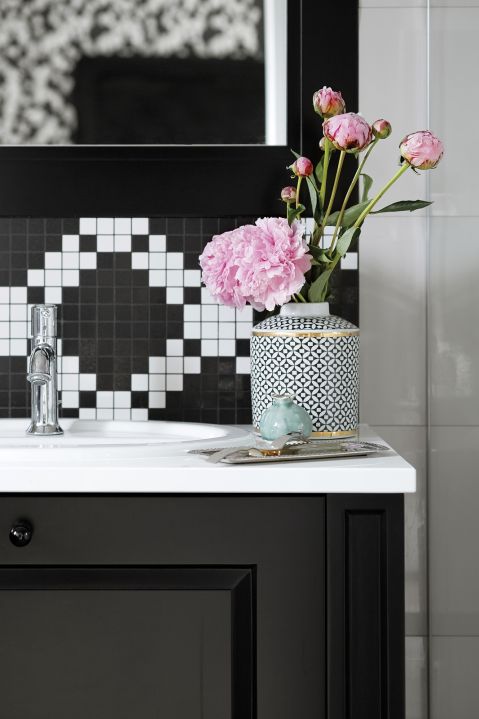 Czarno-biała mozaika w łazience z kolekcji Zień Tubądzin.