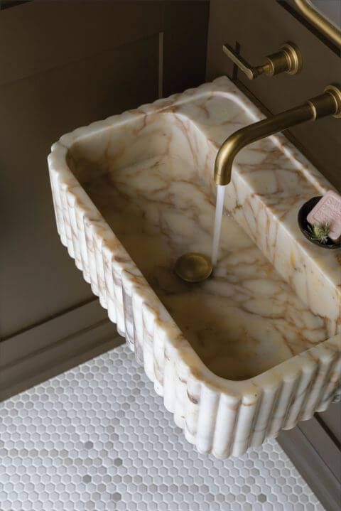 marmurowa umywalka w łazience