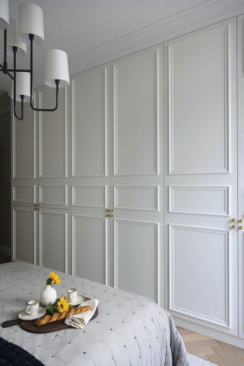 szafa na całą ścianę w sypialni