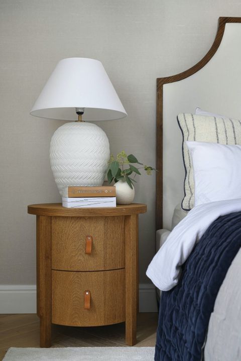 elegancka sypialnia beż i drewno