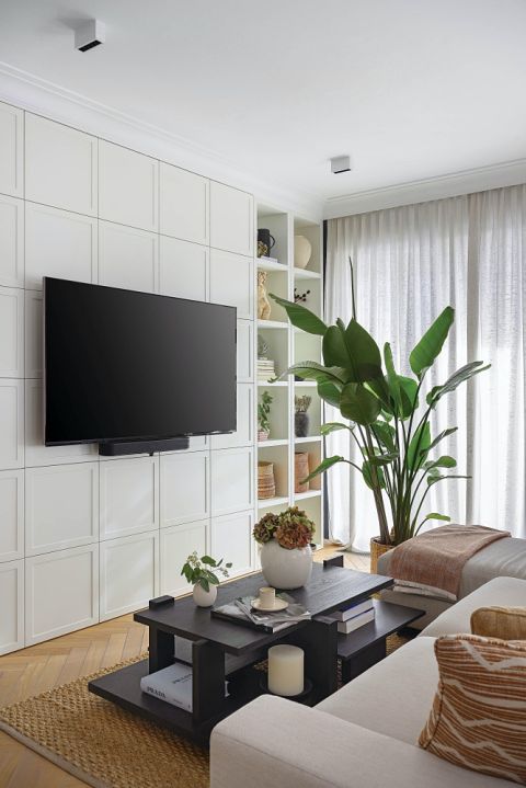 ściana ze sztukaterią za telewizorem