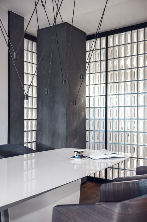 Luksfery wpuszczają światło do garderoby, a jednoczśnie odbijają naturalne światło wpadające do salonu przez wielkie okna.